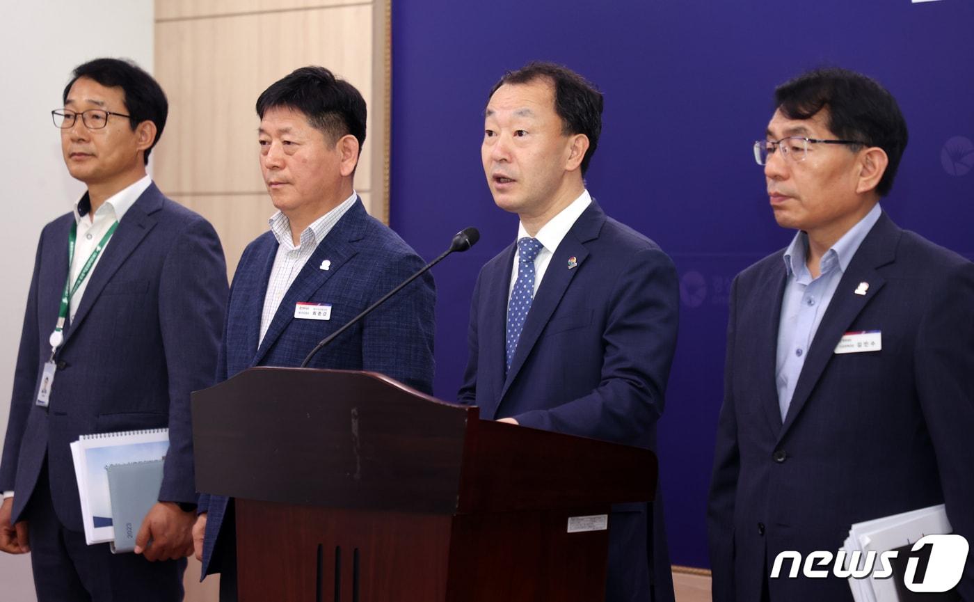 류명현 경남도 산업통상국장(왼쪽에서 세번째)이 1일 도청 프레스센터에서 브리핑을 열고 ‘경상남도 원전산업 육성 중장기 종합계획’을 발표하고 있다.(경남도 제공)