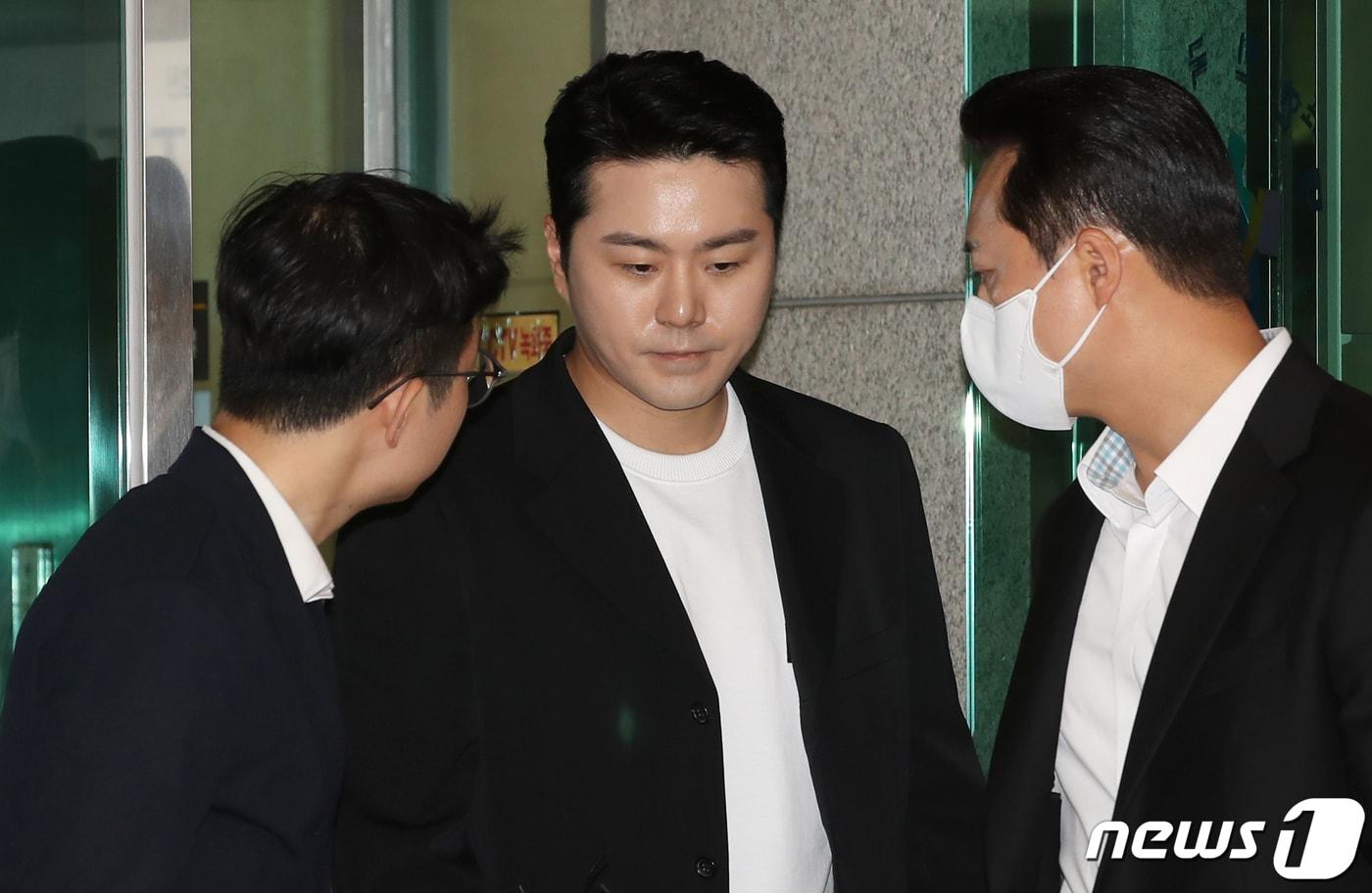 본문 이미지 - 가수 겸 배우 이루(40·본명 조성현)가 1일 오후 서울서부지방법원에서 열린 첫 공판을 마친 뒤 법정을 나서고 있다 2023.6.1/뉴스1 ⓒ News1 권현진 기자