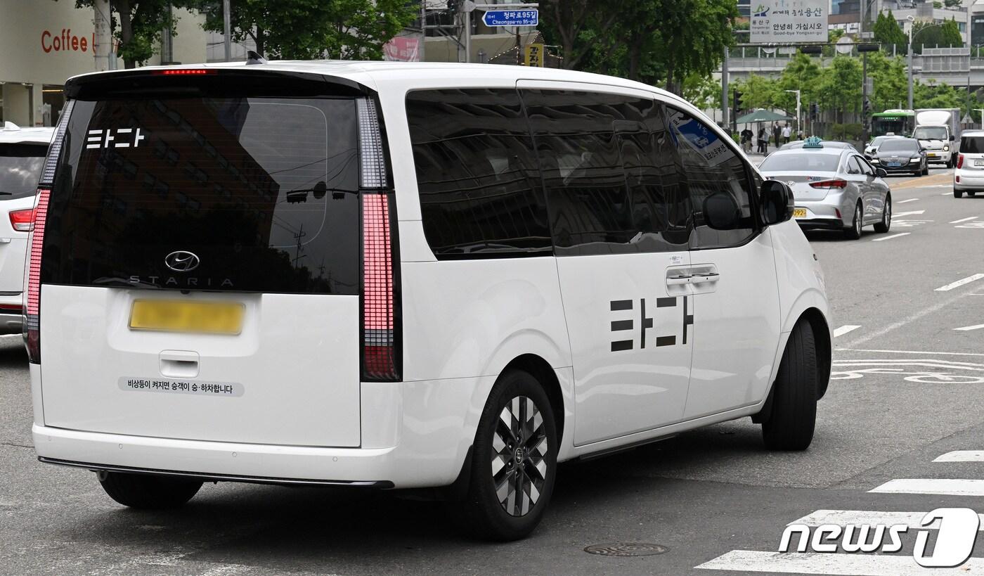 불법 영업 논란으로 재판에 넘겨진 차량 호출 서비스 '타다' 관련자들에게 최종적으로 무죄가 선고된 1일 서울 중구 서울역 인근에서 타다 차량이 이동하고 있다.  2023.6.1/뉴스1 ⓒ News1 이동해 기자