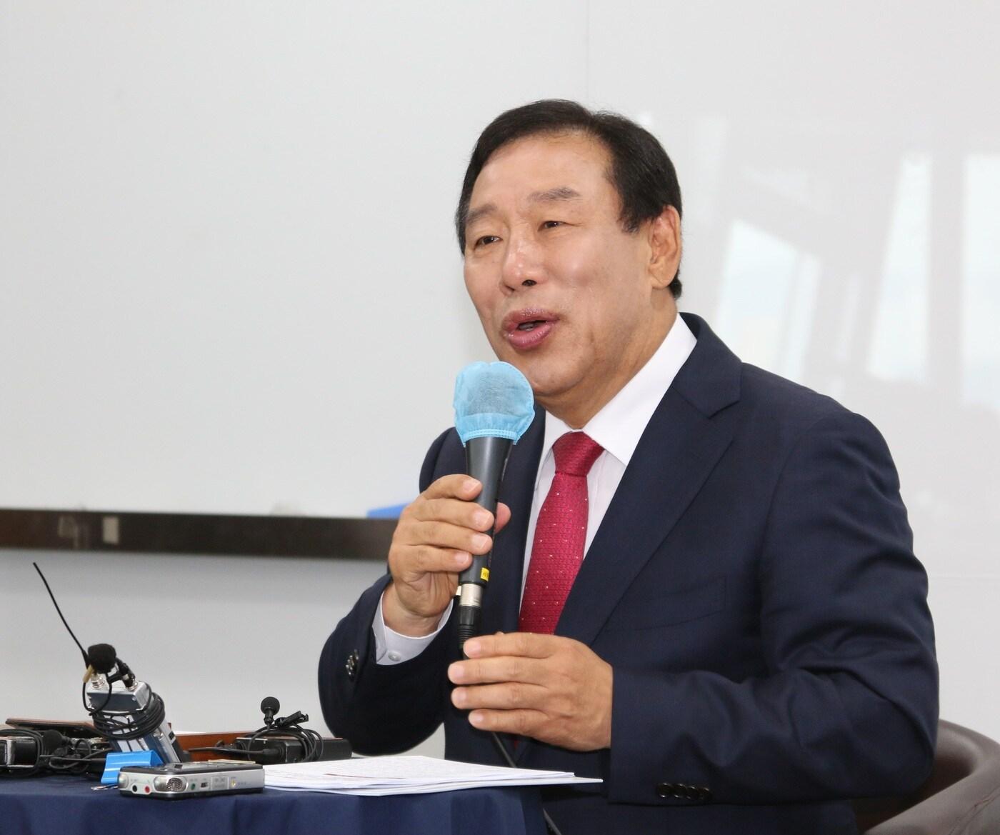 본문 이미지 - 1일 당선 1년 기념 기자간담회를 하는 최민호 세종시장. / 뉴스1 