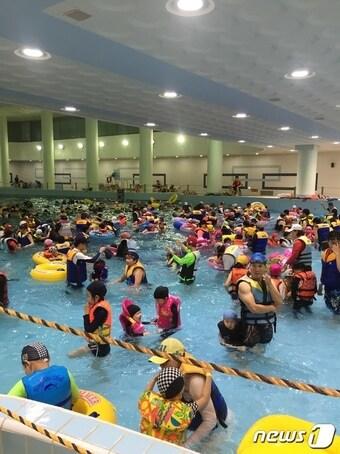 본문 이미지 - 남선공원종합체육관 실내파도풀 수영장 모습.(남선공원종합체육관 제공)/뉴스1