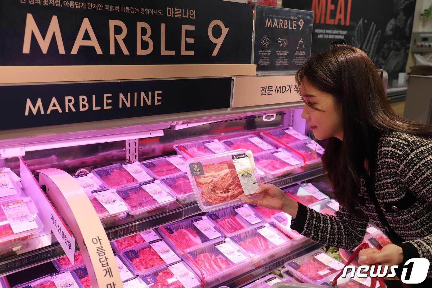 본문 이미지 - 롯데마트 서울역점 축산매장에서 쇼핑하는 고객 모습.(롯데마트제공)