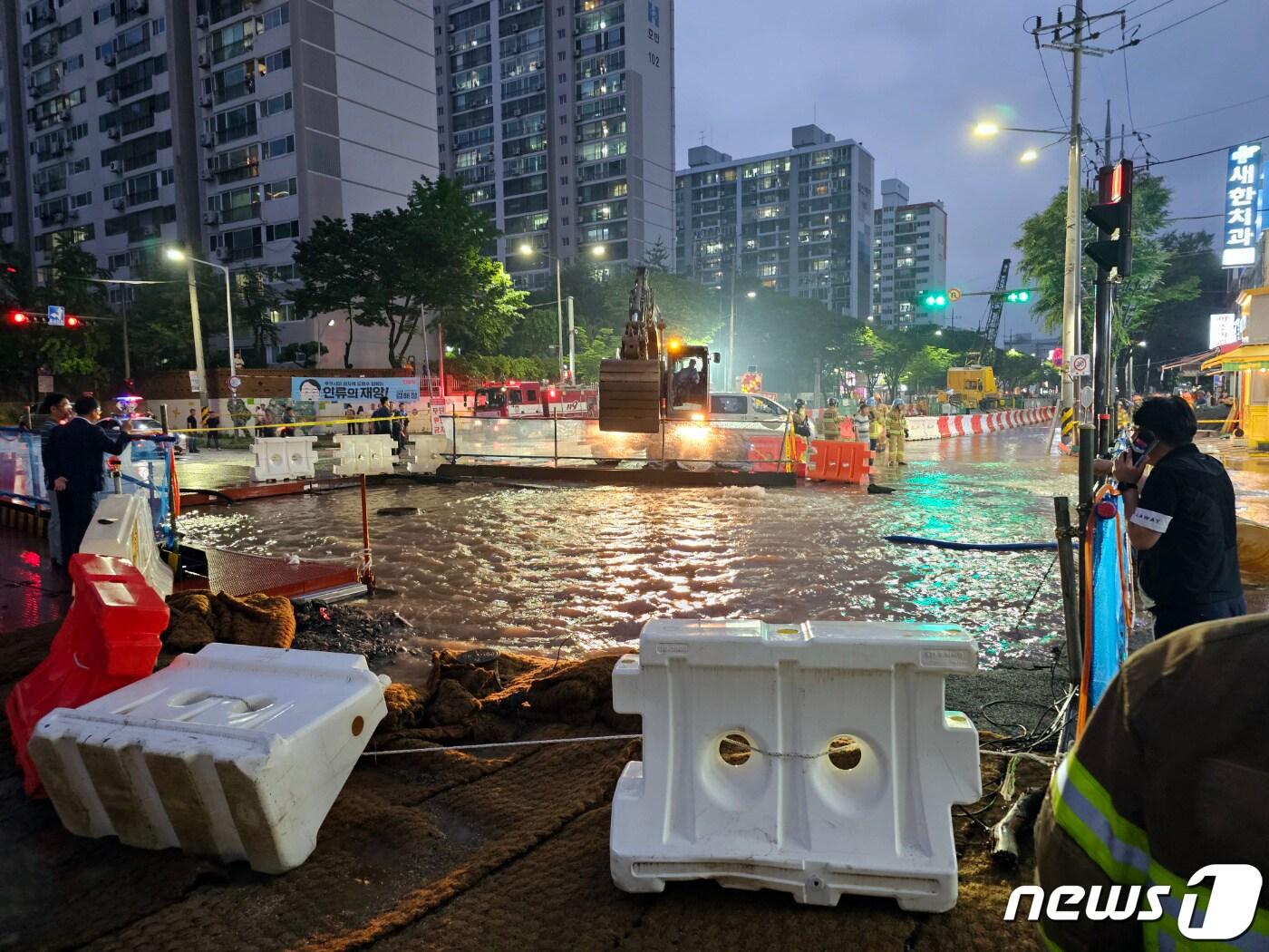 본문 이미지 - 지난 6월1일 오후 광주 서구 금호동 도시철도 2호선 공사현장에서 상수도관이 파열되는 사고가 발생해 사고현장 일대가 물에 잠겨 있다. 2023.6.1/뉴스1 ⓒ News1 최성국 기자