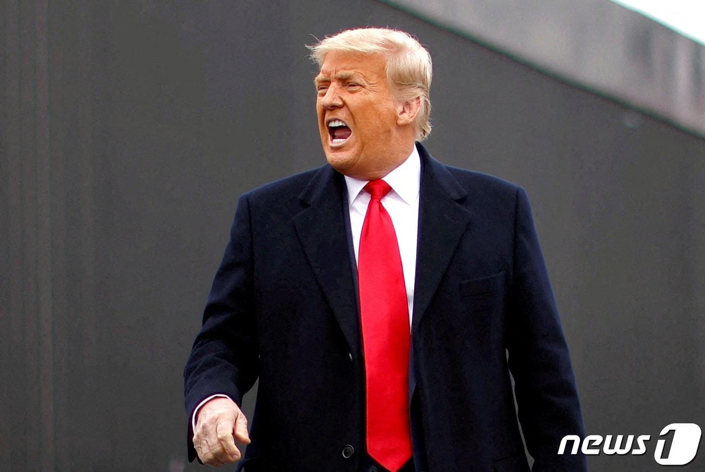 9일(현지시간) 백악관 기밀문서 유출 혐의로 기소된 도널드 트럼프 전 대통령의 공소장이 공개됐다. 사진은 2021년 1월12일 미국-멕시코 국경을 방문한 트럼프 전 대통령. 2021.01.12/ ⓒ 로이터=뉴스1 ⓒ News1 박재하 기자