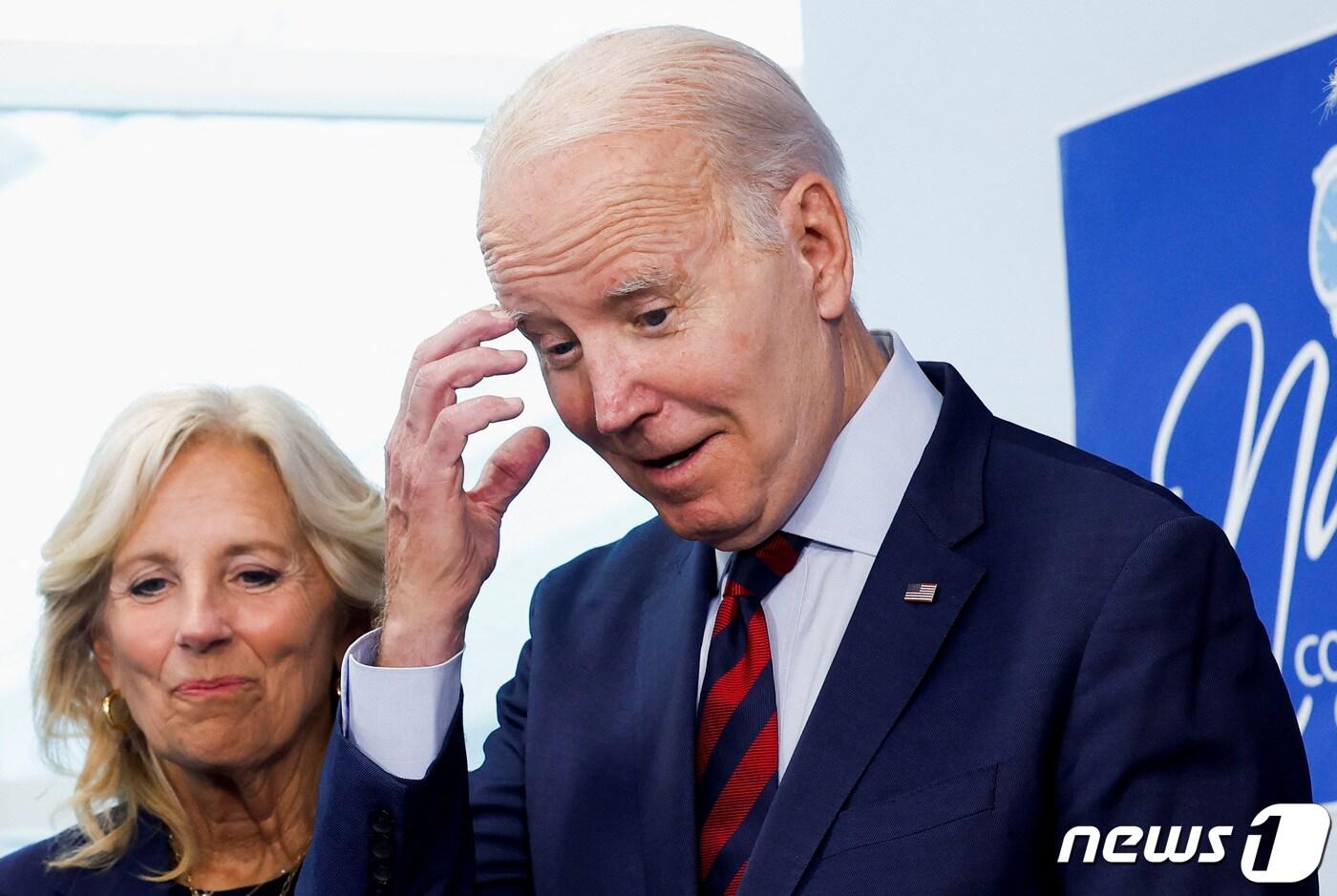 본문 이미지 - 조 바이든 미국 대통령과 질 바이든 여사가 9일(현지시간) 미국 노스캐롤라이나주 로키마운트에 있는 내쉬 커뮤니티 칼리지를 방문하고 있다. 2023.06.09. ⓒ 로이터=뉴스1 ⓒ News1 김현 특파원