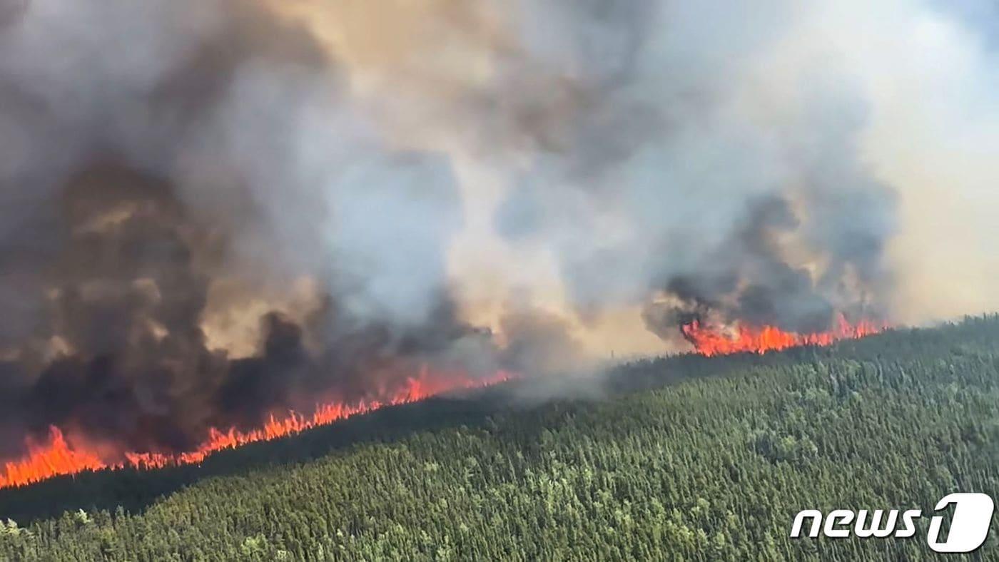 8일 (현지시간) 캐나다 브리티시 컬럼비아주 텀블러 리지에사 산불이 발생해 불길이 확산되고 있다. 2023.6.10 ⓒ AFP=뉴스1 ⓒ News1 우동명 기자