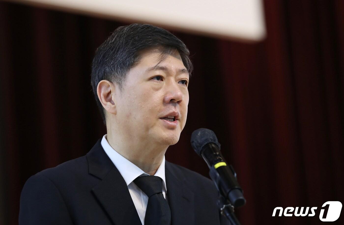 본문 이미지 - 김홍걸 국회의원이 6월10일 서울 동작구 국립서울현충원에서 열린 고(故) 이희호 여사 서거 4주기 추도식에서 유족대표 인사를 하고 있다./뉴스1 ⓒ News1 박지혜 기자