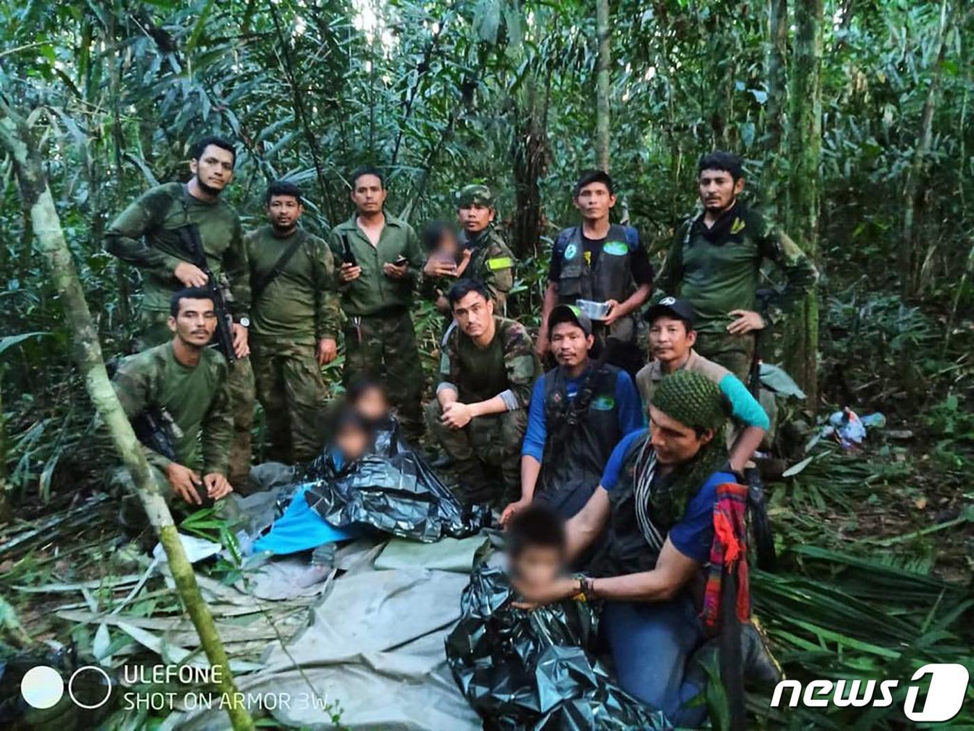 본문 이미지 - 9일 콜롬비아 군 구조대원들이 아마존 열대우림 한복판에서 실종 아동 4명을 구출한 뒤 기념 사진을 찍고 있다. ⓒ 로이터=뉴스1 ⓒ News1 국제부 공용 기자