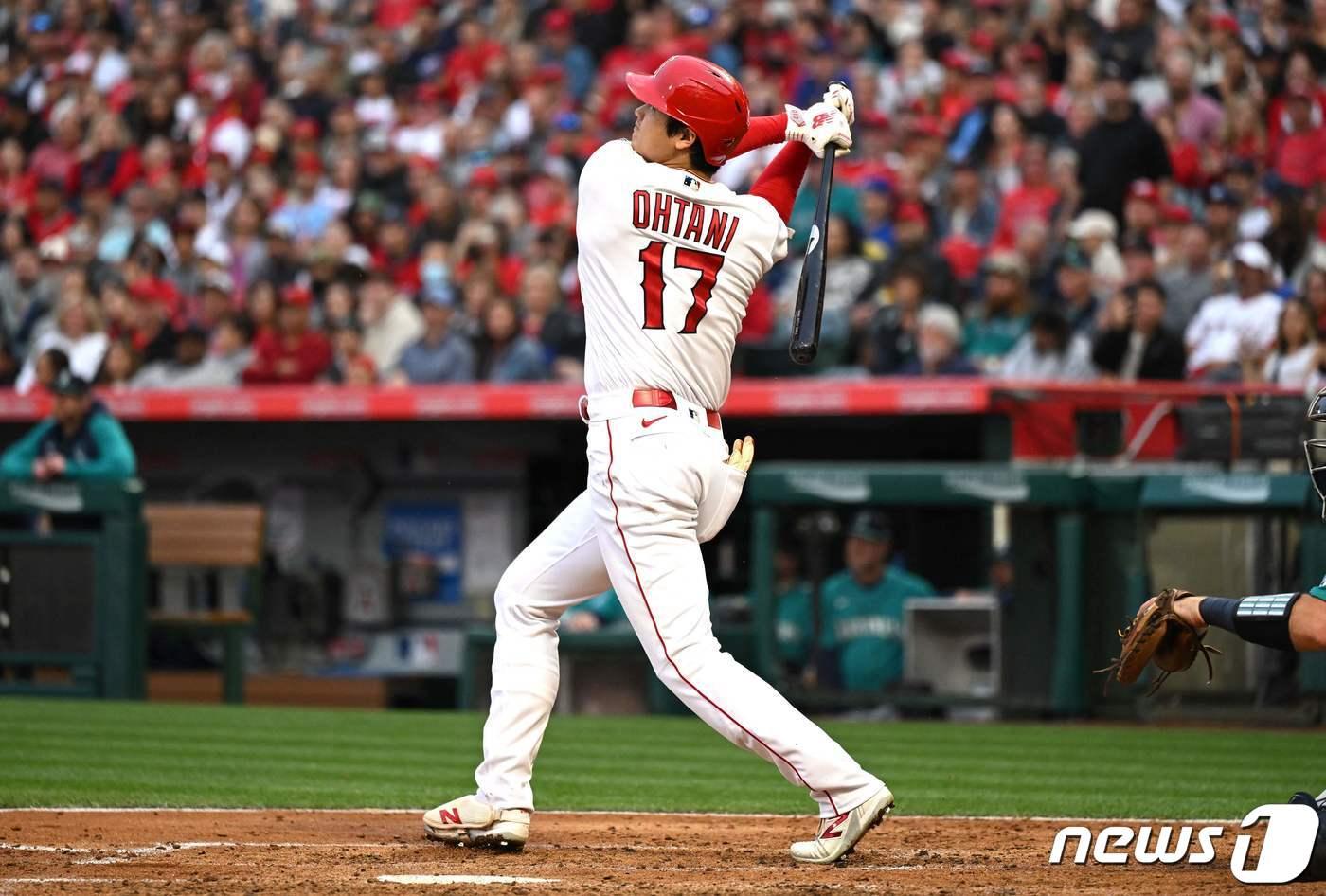 LA 에인절스의 오타니 쇼헤이가 10일(한국시간) 열린 메이저리그 시애틀 매리너스전에서 3회말 2점 홈런을 터뜨리고 있다. ⓒ AFP=뉴스1