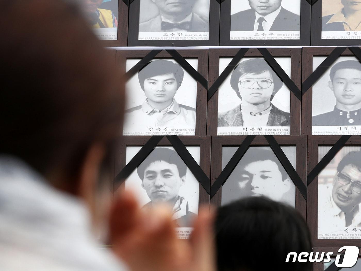 본문 이미지 - 6·10 민주항쟁 36주년을 맞은 10일 오후 서울광장 인근에서 열린 민족민주열사 및 희생자 범국민추모제에 고(故) 박종철 열사 등의 영정이 걸려 있다. 2023.6.10/뉴스1 ⓒ News1 구윤성 기자