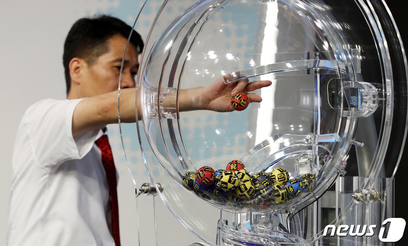 10일 오후 서울 마포구 MBC 상암동 스튜디오에서 &#39;대국민 로또 추첨 공개 방송&#39;에 앞서 관계자들이 추첨기 점검을 하고 있다. 2023.5.10/뉴스1 ⓒ News1 박지혜 기자