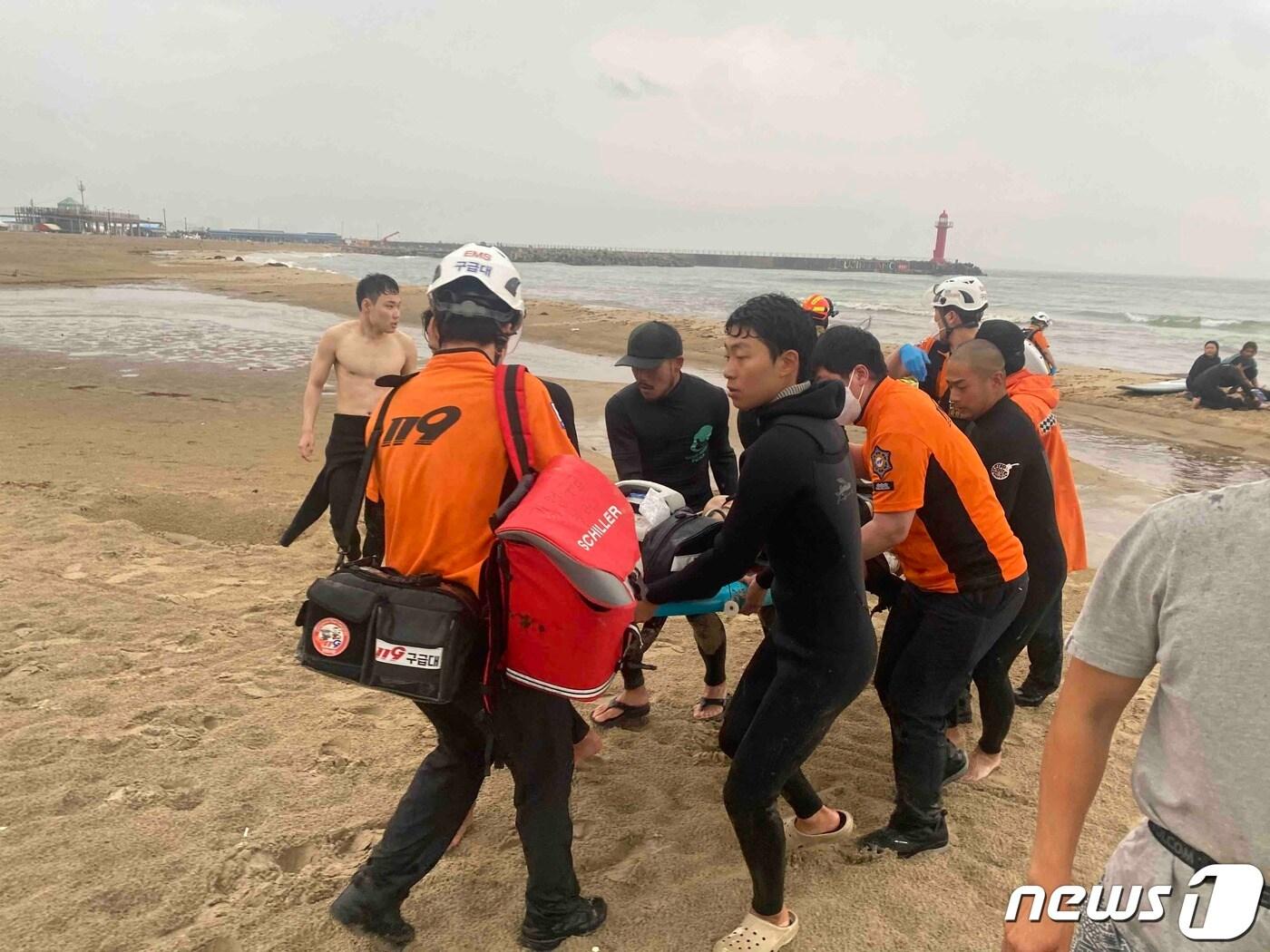 본문 이미지 - 지난 10일 오후 5시 33분쯤 강원 양양군 강현면 전진리 설악해변에서 벌어진 낙뢰사고로 20~40대 남성 6명이 다치는 사고가 났다. 이 중 1명은 11일 오전 강릉의 한 병원에서 숨졌다. (강원도소방본부 제공) 2023.6.10/뉴스1