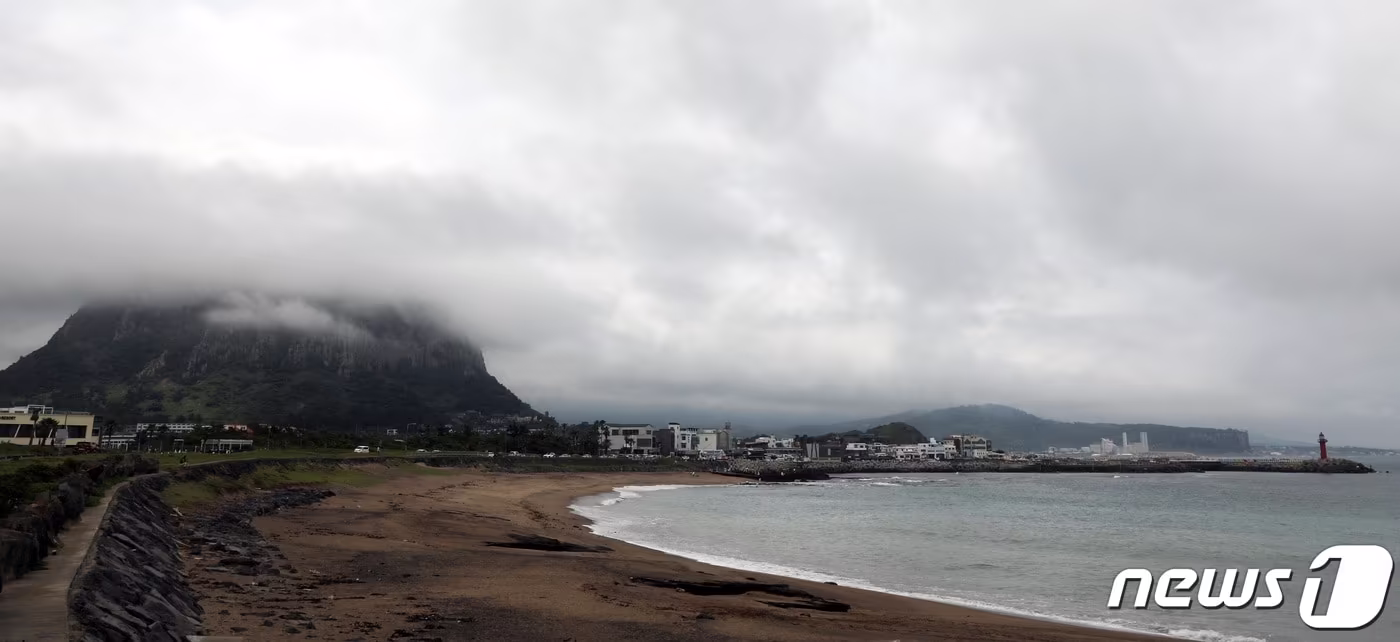 제주 서귀포시 안덕면 산방산 정상부가 구름에 덮여 있다.ⓒ News1 고동명 기자