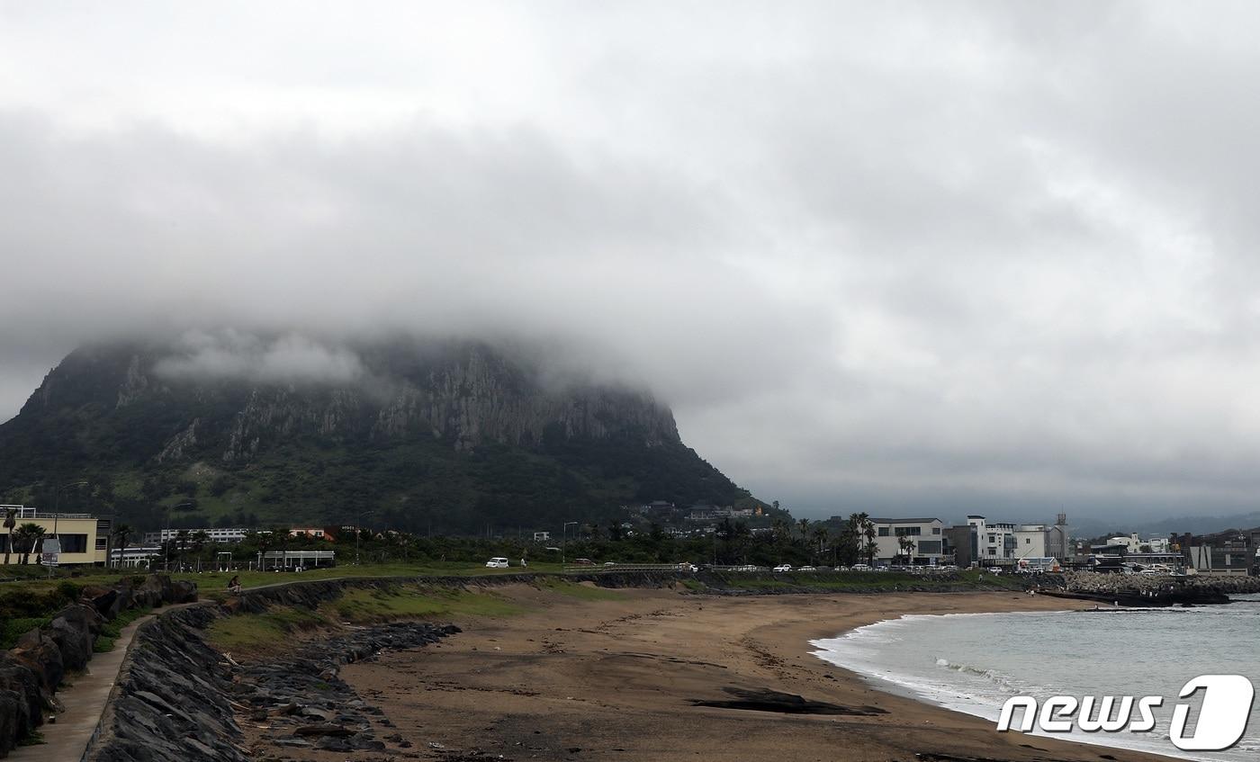 본문 이미지 - 구름 덮인 산방산(자료사진)/뉴스1