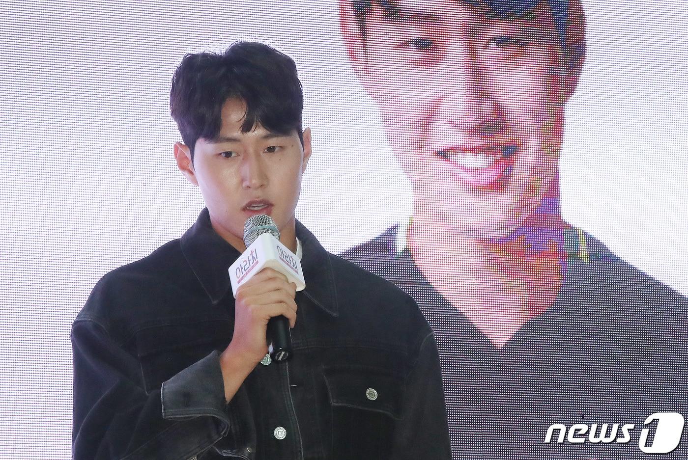 본문 이미지 - 이강인(마요르카)이 11일 오후 서울 영등포구 타임스퀘어에서 열린 팬사인회에서 팬들에게 인사를 하고 있다. 2023.6.11/뉴스1 ⓒ News1 임세영 기자