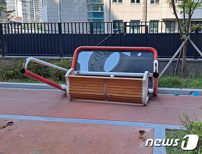 본문 이미지 - 지난 10일 오후 3시29분쯤 경북 경산의 한 아파트 단지 내 놀이터에서 10대 남자 초등학생 A군이 흔들의자(그네의자)에 깔려 심정지 상태로 병원에 이송됐지만 숨지는 사고가 발생했다. 사진은 사고가 발생한 놀이터 흔들의자. (경북소방본부 제공) 2023.6.11/뉴스1 ⓒ News1 공정식 기자