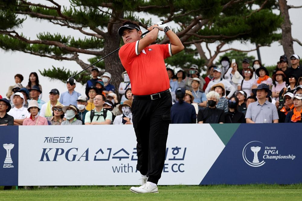 본문 이미지 - 이승택이 11일 경상남도 양산 에이원CC에서 열린 제66회 KPGA 선수권 대회 with A-ONE CC 마지막 라운드 1번홀에서 티샷을 하고 있다. &#40;KPGA 제공&#41; 2023.6.11/뉴스1