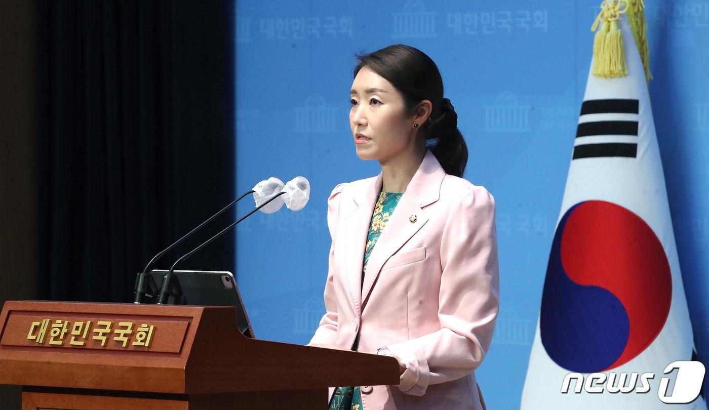 본문 이미지 - 강선우 더불어민주당 대변인이 11일 오후 서울 여의도 국회에서 브리핑을 하고 있다. 2023.6.11/뉴스1 ⓒ News1 임세영 기자
