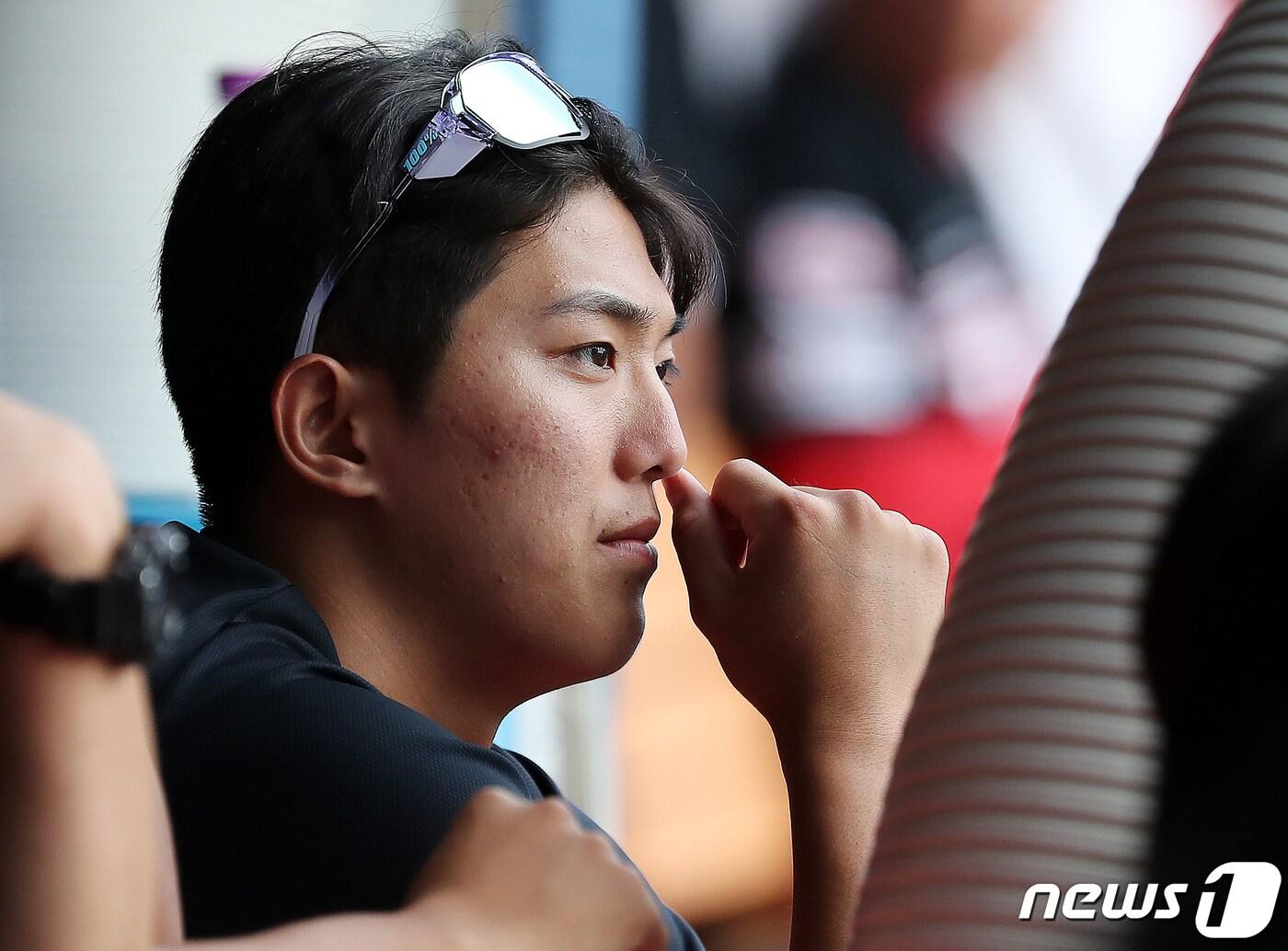 본문 이미지 - 11일 오후 서울 송파구 잠실야구장에서 열린 2023 신한 SOL KBO리그 KIA 타이거즈와 두산 베어스의 경기, KIA 이의리가 더그아웃에서 경기를 지켜보고 있다. 2023.6.11/뉴스1 ⓒ News1 김진환 기자