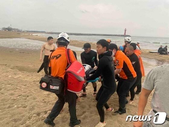 본문 이미지 - 지난 10일 오후 5시 33분쯤 강원 양양군 강현면 전진리 설악해변에서 벌어진 낙뢰사고로 20~40대 남성 6명이 다치는 사고가 났다. 이 중 1명은 11일 오전 강릉의 한 병원에서 숨졌다. (강원도소방본부 제공) 2023.6.10/뉴스1