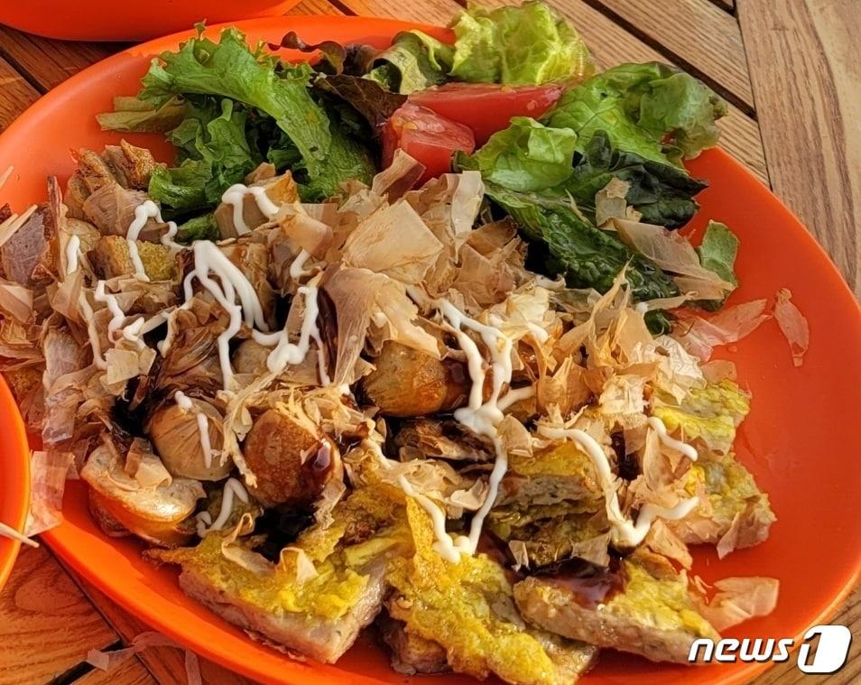 본문 이미지 - 지난 2~6일까지 전북 무주군 무주읍 등나무운동장 일대에서 열린 제11회 무주산골영화제에서 1만원에 판매된 왕떡전.(독자 제공)2023.6.11./뉴스1