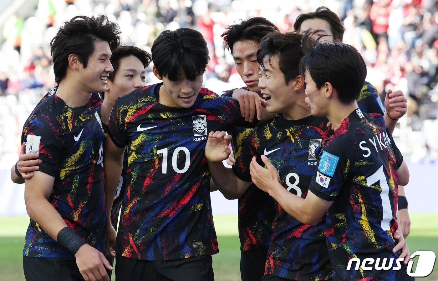 본문 이미지 - 11일(현지시간) 아르헨티나 라플라타 스타디움에서 열린 ‘FIFA U-20 월드컵 아르헨티나 2023’ 3·4위 결정전 한국과 에스라엘의 경기에서 동점골을 넣은 이승원이 동료들과 기뻐하고 있다. 2023.6.12/뉴스1 ⓒ News1 이승배 기자