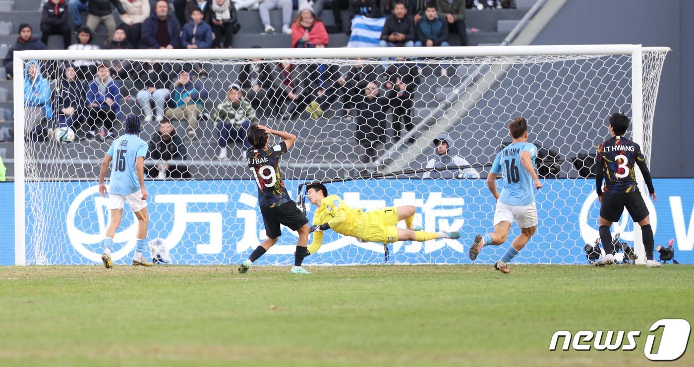 본문 이미지 - 11일(현지시간) 아르헨티나 라플라타 스타디움에서 열린 ‘FIFA U-20 월드컵 아르헨티나 2023’ 3·4위 결정전 한국과 이스라엘의 경기에서 김준홍 골키퍼가 후반 31분 이스라엘 오메르 세니오르의 골을 허용하고 있다. 2023.6.12/뉴스1 ⓒ News1 이승배 기자