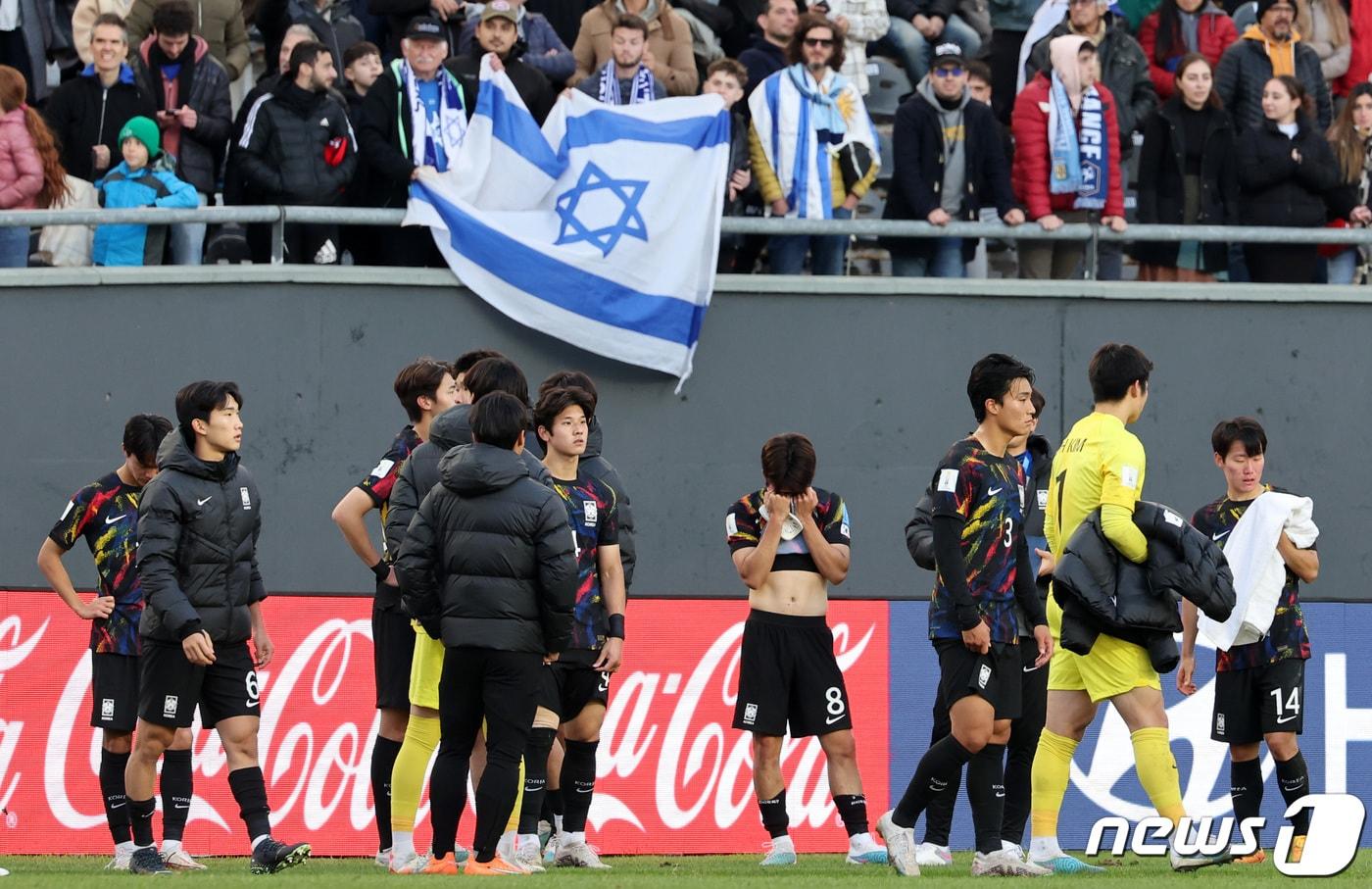 본문 이미지 - 11일(현지시간) 아르헨티나 라플라타 스타디움에서 열린 'FIFA U-20 월드컵 아르헨티나 2023' 3·4위 결정전 한국과 이스라엘의 경기에서 1대3으로 패배한 한국 대표팀이 아쉬워하고 있다. 2023.6.12/뉴스1 ⓒ News1 이승배 기자
