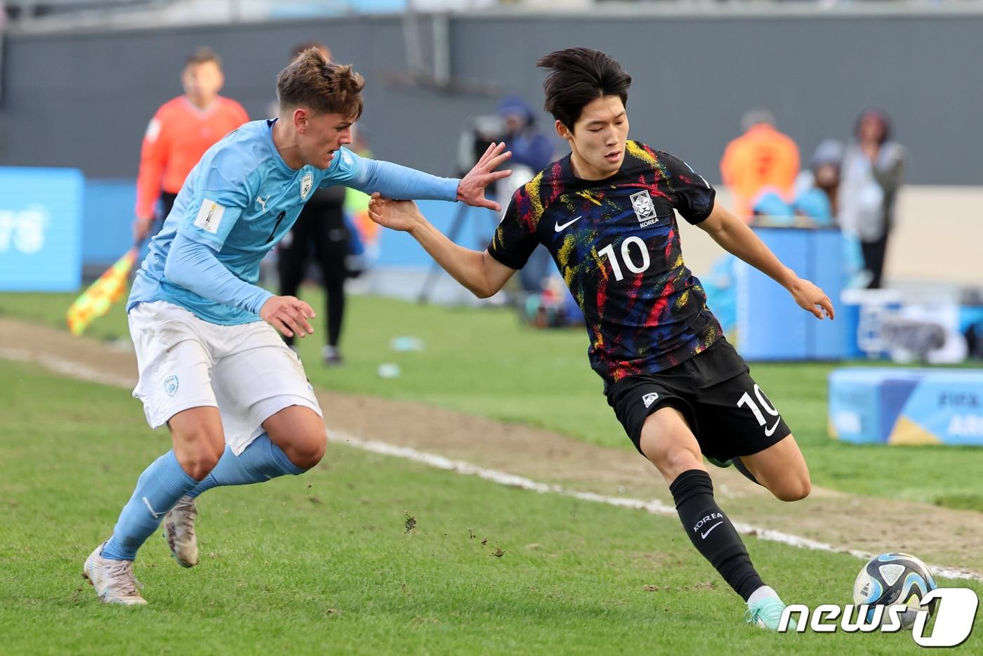 11일(현지시간) 아르헨티나 라플라타 스타디움에서 열린 'FIFA U-20 월드컵 아르헨티나 2023' 3·4위 결정전 한국과 이스라엘의 경기에서 한국 배준호가 드리블 돌파하고 있다. 2023.6.12/뉴스1 ⓒ News1 이승배 기자