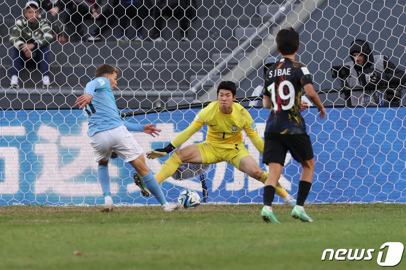 11일(현지시간) 아르헨티나 라플라타 스타디움에서 열린 'FIFA U-20 월드컵 아르헨티나 2023' 3·4위 결정전 한국과 이스라엘의 경기에서 한국 골키퍼 김준홍이 이스라엘 세니오르의 슛을 수비하고 있다. 2023.6.12/뉴스1 ⓒ News1 이승배 기자