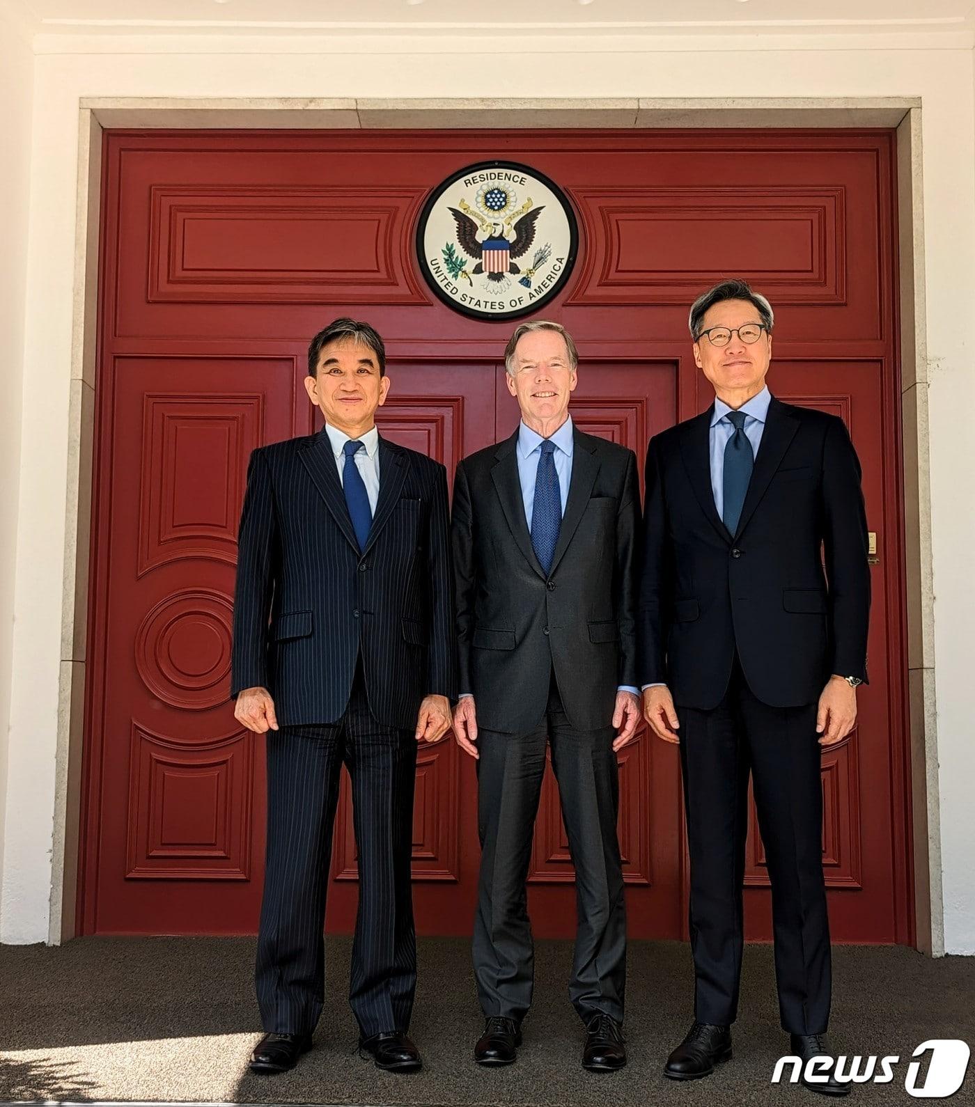 본문 이미지 - 니컬러스 번스 주중 미국대사는 7일 자신의 트위터에 정재호 주중 한국대사, 다루미 히데오 주중 일본대사와 만난 사진을 게재했다. 사진은 오른쪽부터 정재호 대사와 번스 대사, 다루미 대사 (출처=니컬러스 번스 주중 미국대사 트위터) 2023.6.12./뉴스1