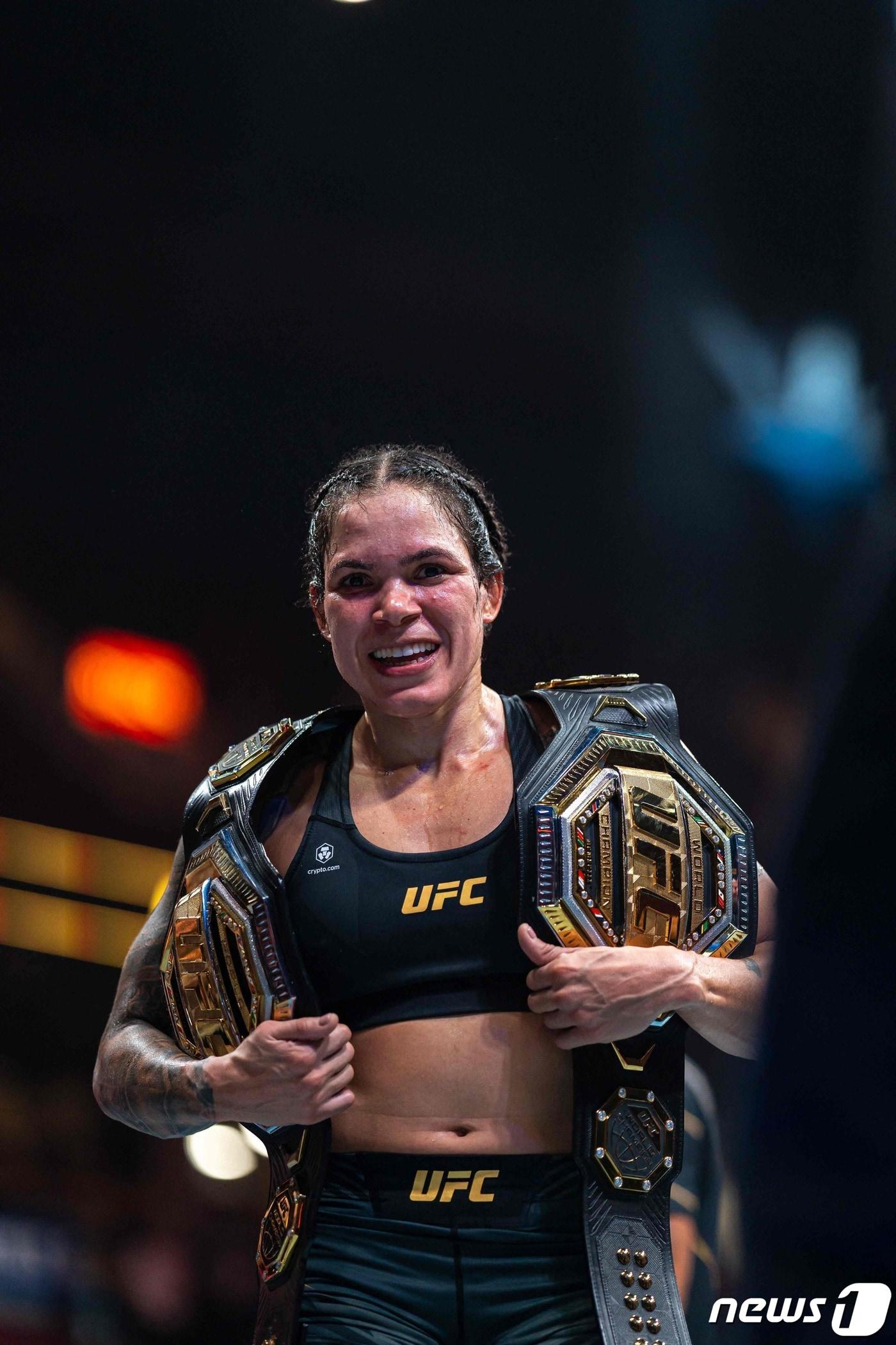 본문 이미지 - 정상에서 은퇴를 선언한 아만다 누네스. ⓒ AFP=뉴스1