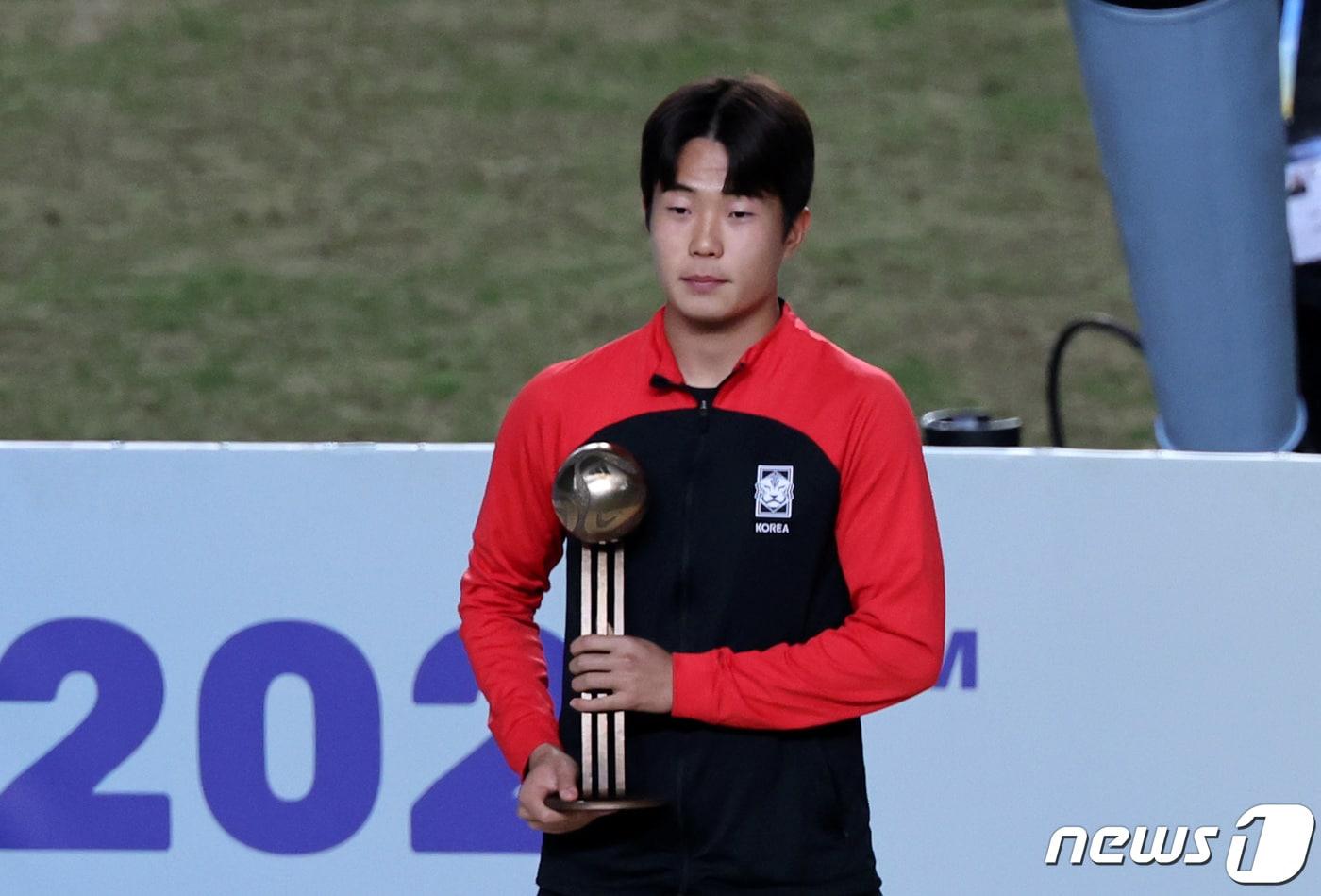 본문 이미지 - 한국 20세이하(U-20) 월드컵 축구 대표팀 주장 이승원이 11일(현지시간) 아르헨티나 라플라타 스타디움에서 열린 'FIFA U-20 월드컵 아르헨티나 2023' 시상식에서 아디다스 브론즈볼을 수상하고 있다. 2023.6.12/뉴스1 ⓒ News1 이승배 기자