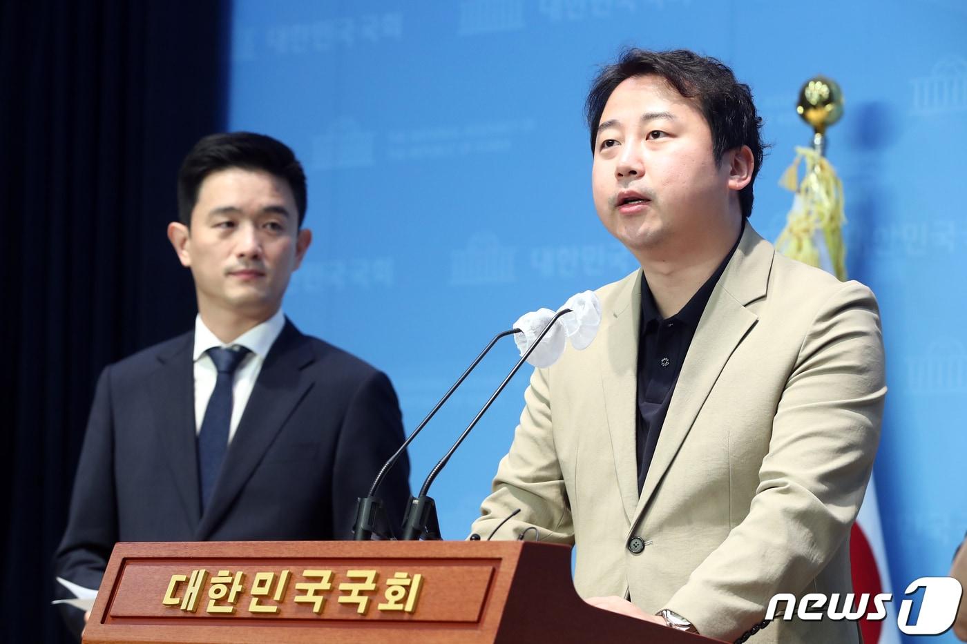 본문 이미지 - 장예찬 국민의힘 청년최고위원(오른쪽)과 여선웅 전 문재인 정부 청와대 청년소통정책관이 12일 오전 서울 여의도 국회 소통관에서 '타다금지법 폐기' 기자회견을 하고 있다. 2023.6.12/뉴스1 ⓒ News1 황기선 기자