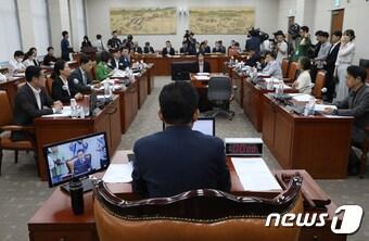 본문 이미지 - 유기홍 국회 교육위원장이 서울 여의도 국회에서 열린 교육위원회 전체회의에서 발언 하고 있다. 교육위는 지난 6월 학교 폭력 피해 지원법안을 처리했다. 뉴스1 DB