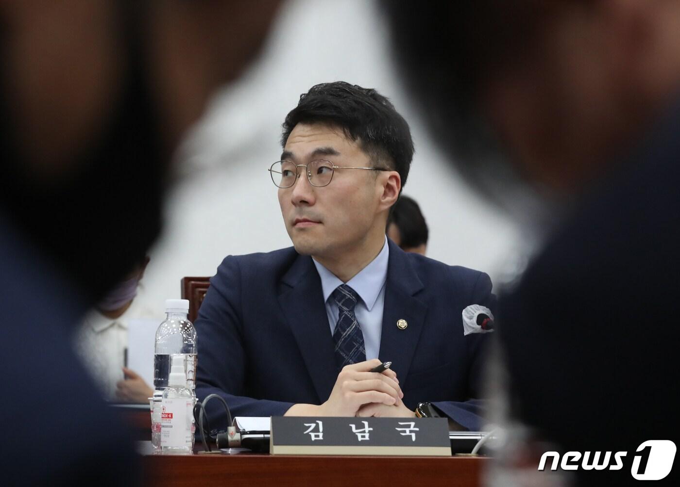 본문 이미지 - 거액 가상자산 보유의혹을 받고 있는 김남국 무소속 의원이 12일 오전 서울 여의도 국회에서 열린 교육위원회 전체회의에 참석하고 있다. 국회는 지난 2일 김 의원 소속 상임위를 법제사법위원회에서 교육위로 옮겼다. 2023.6.12/뉴스1 ⓒ News1 송원영 기자
