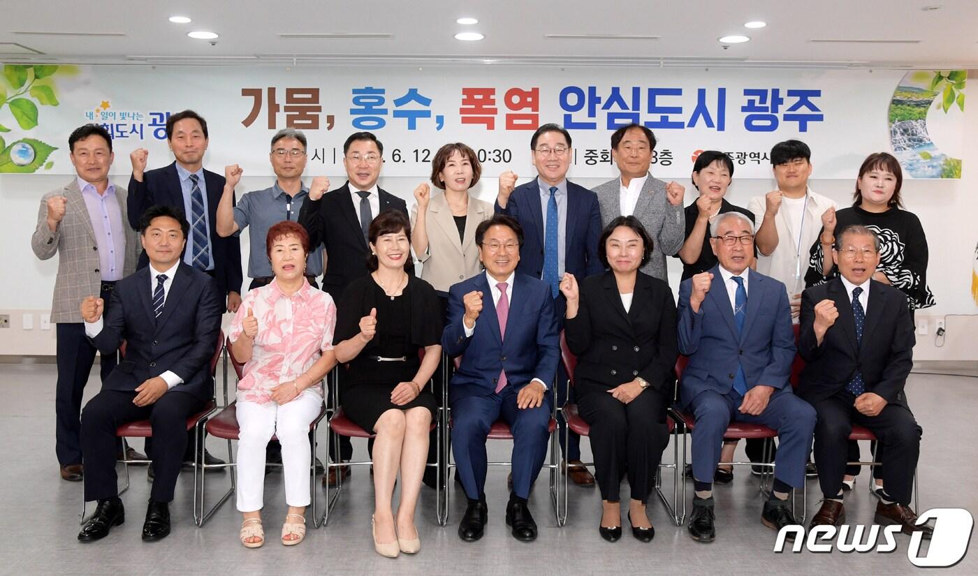 본문 이미지 - 강기정 광주시장이 12일 오전 시청 중회의실에서 물절약에 참여해준 시민들에게 감사패를 전달한 후 기념촬영을 하고 있다.(광주시 제공)2023.6.12/뉴스1