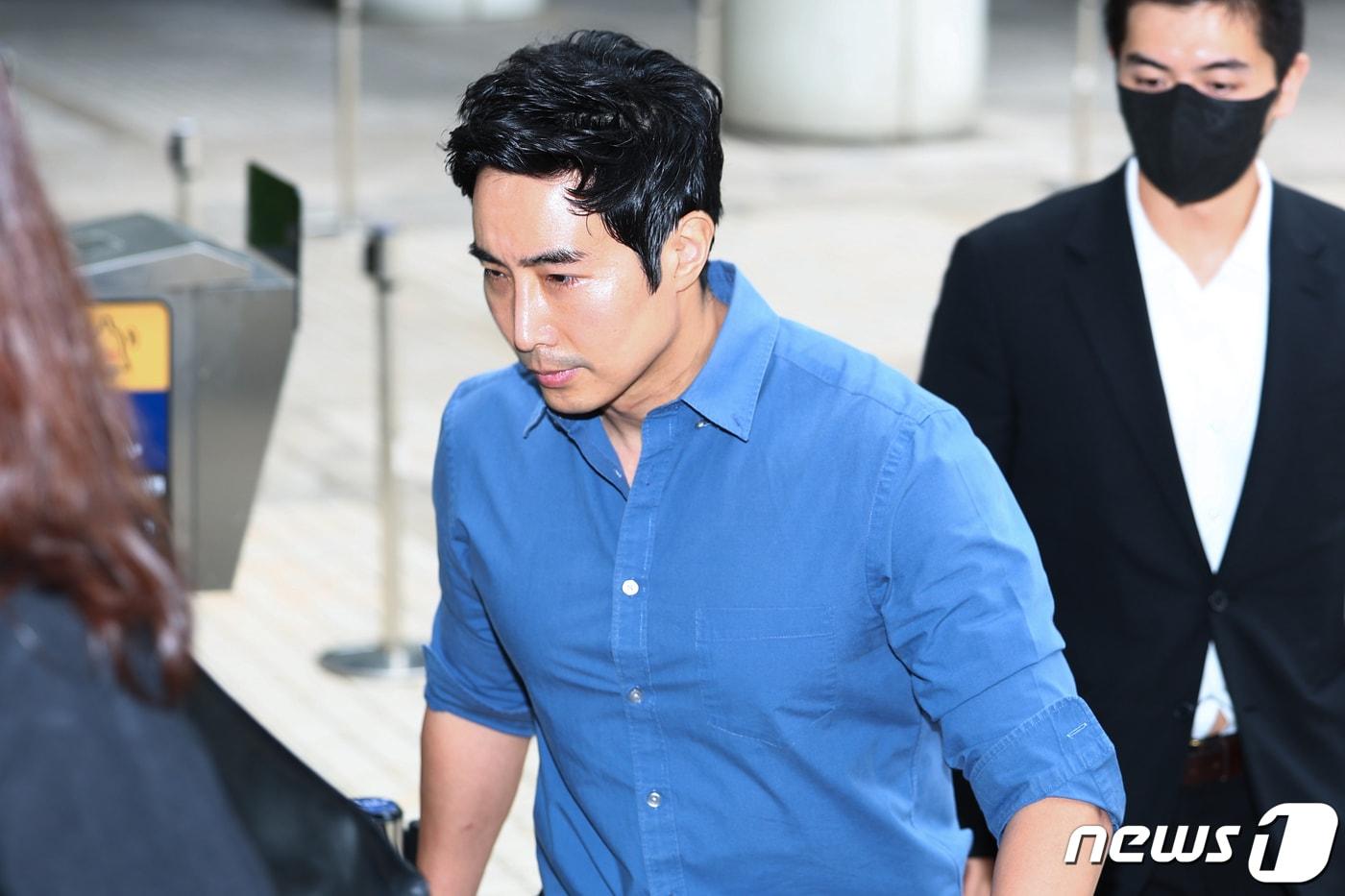 본문 이미지 - 우크라이나군에 가담해 참전했다가 여권법 위반 등 혐의로 기소된 이근 전 대위가 12일 서울 서초구 서울중앙지방법원에서 열린 여권법 위반·도주치상 1심 속행 공판에 출석하고 있다. (공동취재)2023.6.12/뉴스1 ⓒ News1 박세연 기자