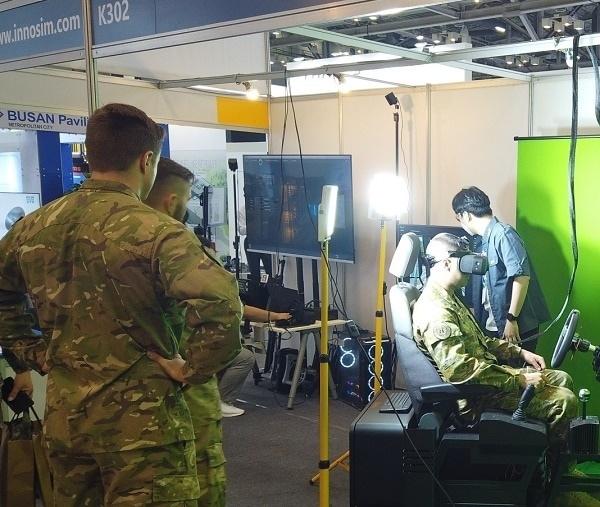 본문 이미지 - 외국인 관람객이 조종훈련 시뮬레이터를 체험하는 모습. (사진제공 = 이노시뮬레이션)