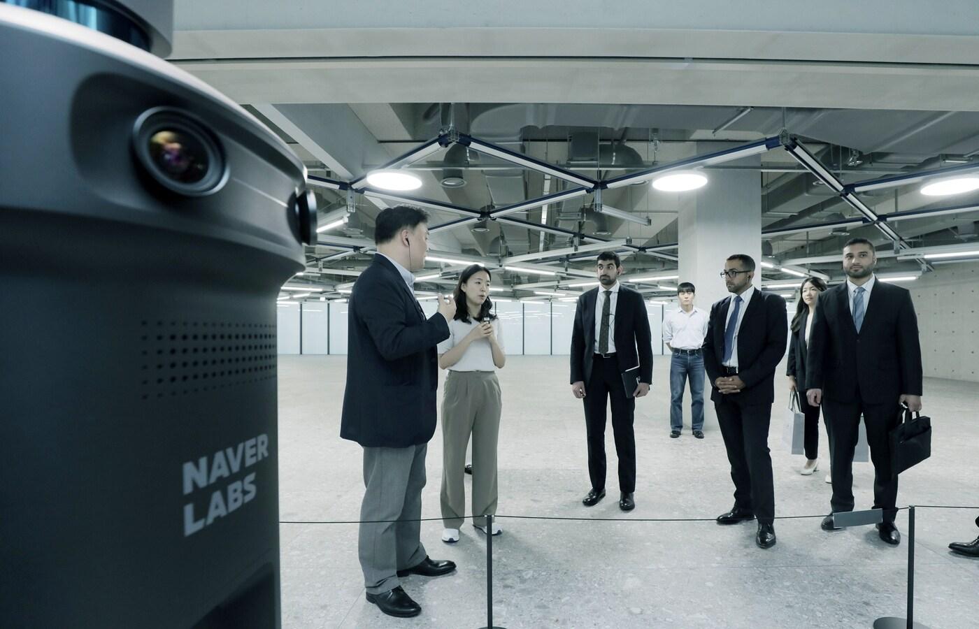 2일 경기도 성남시 네이버 1784를 방문해 네이버의 첨단 기술 테크 컨버전스 사례를 체험 중인 셰이크 사우드 술탄 빈 모하메드 알 카시미 왕자 등 샤르자 왕실 고위대표단 일행 (네이버 제공)