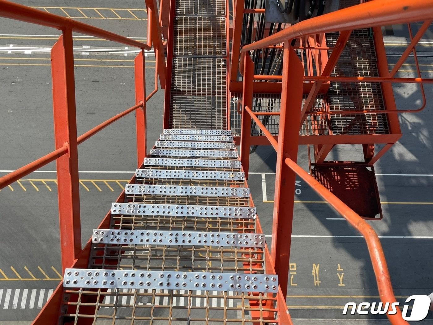 본문 이미지 - 여수광양항만공사가  미끄럼 방지를 위한 '계단용 논슬립' 설치를 완료했다(여수광양항만공사 제공)2023.6.12/  