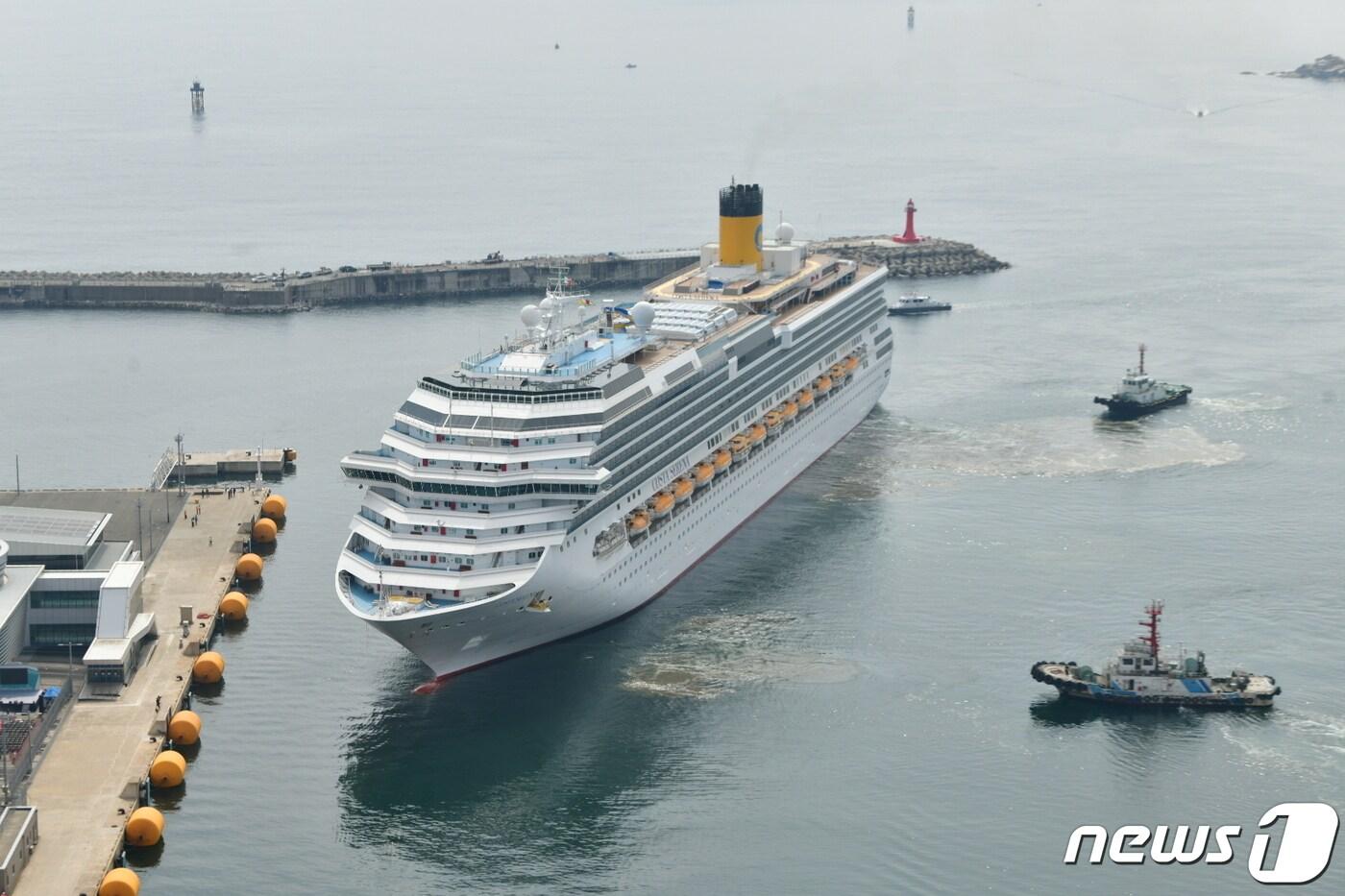 본문 이미지 - 12일 강원 속초항을 두고 일본으로 떠나는 11만톤급 크루즈 '코스타세레나'호가 속초항국제크루즈터미널에 입항하고 있다.(속초시 제공) 2023.6.12/뉴스1