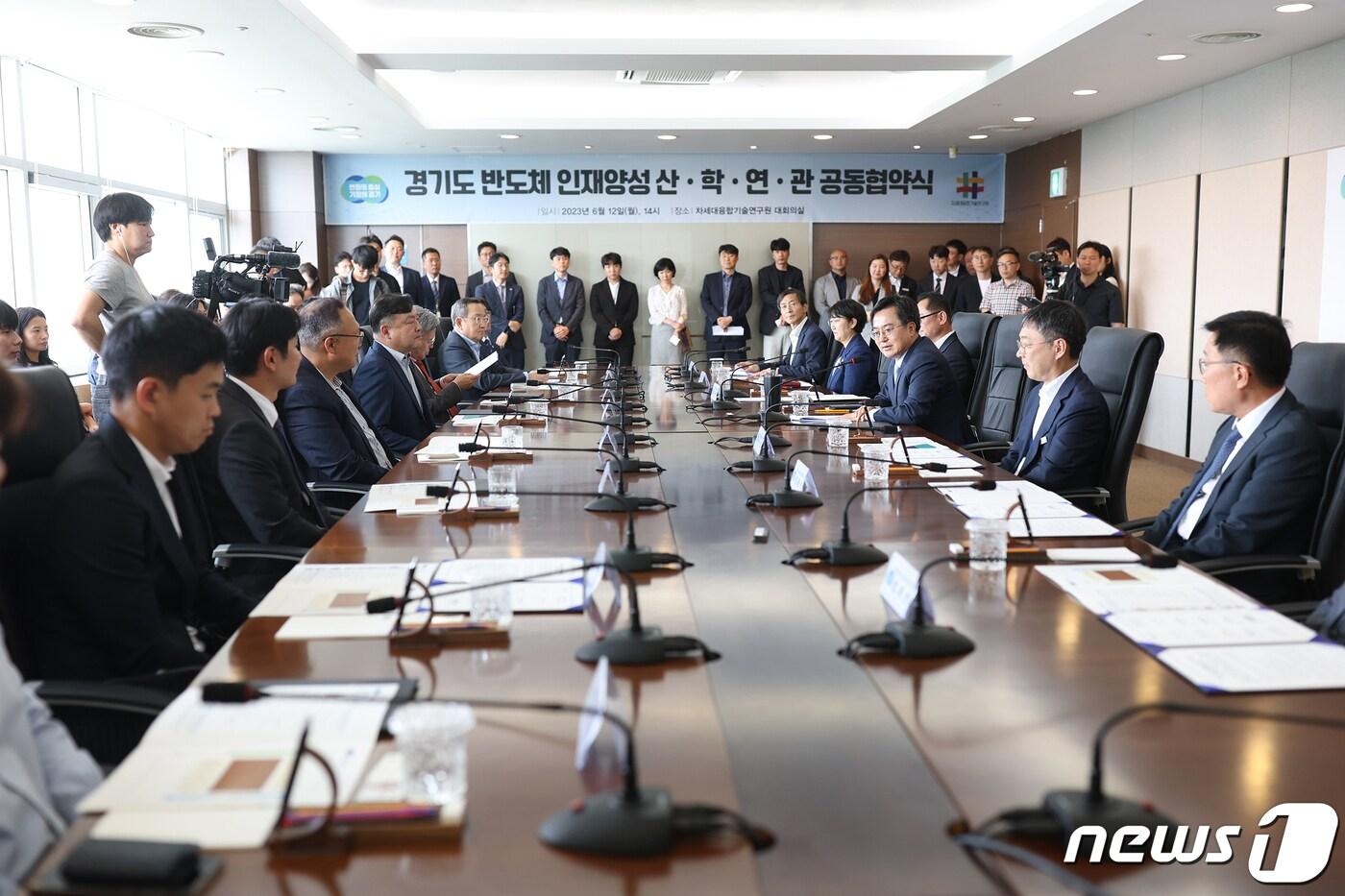 본문 이미지 - 12일 오후 차세대융기원에서 김동연 경기도지사와 도내 대학, 반도체기업 대표들이 참석한 가운데 ‘경기도 반도체 인재 양성을 위한 산학연관 공동협약식’이 열리고 다.(경기도 제공)/