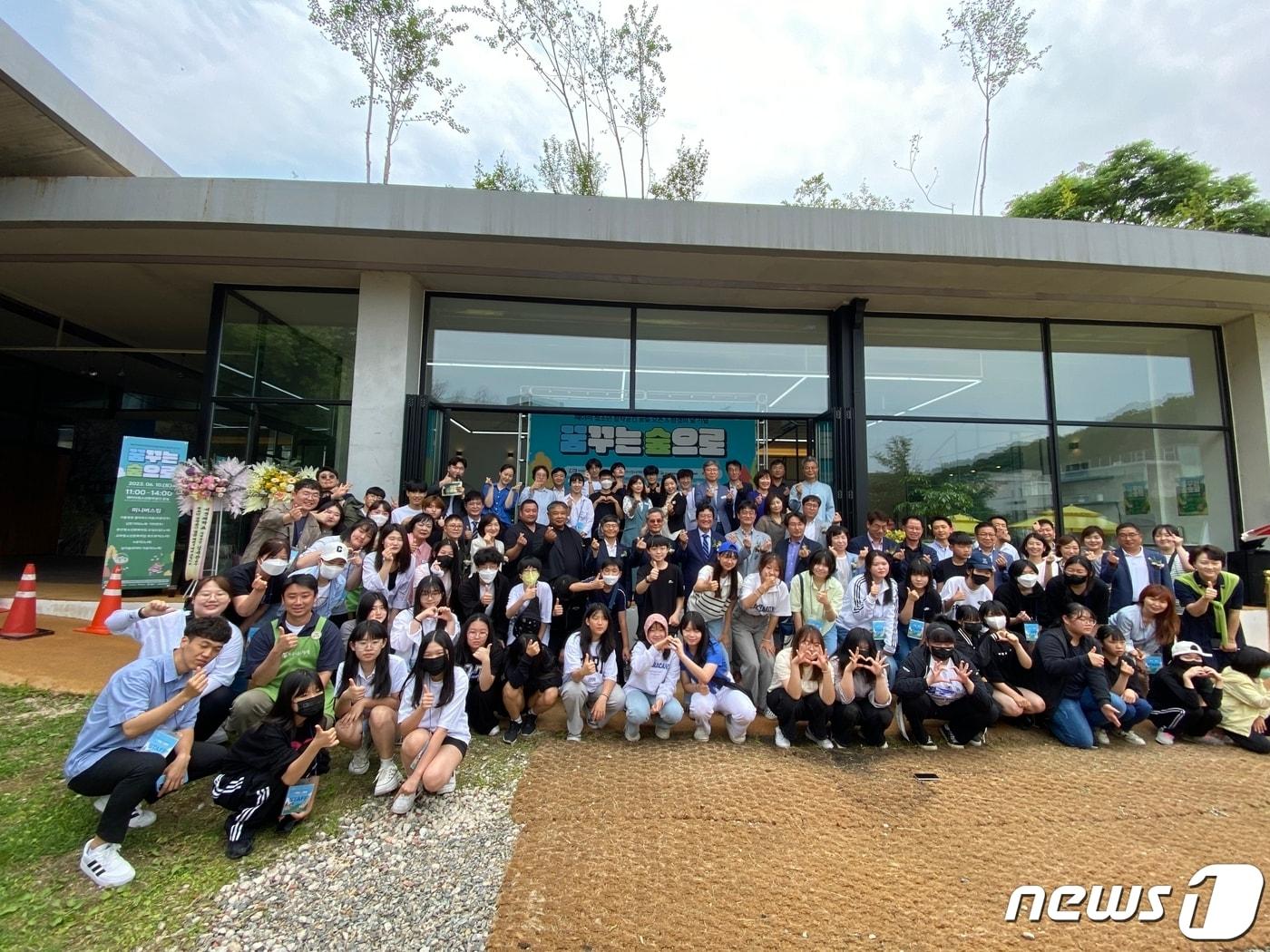 본문 이미지 - 10일 파주 헤이리에서 열린 ‘꿈꾸는 숲으로’ 개관식. 이날 개관식에는 김상준 KCC 상무, 손배찬 파주시청소년재단 대표이사, 박관선 헤이리 이사장, 조성환 도의원, 재단 이사를 비롯한 지역 관계자 및 청소년이 참석한 가운데 기념사, 퍼포먼스, 감사패 및 기부금 전달식 순서로 진행됐다. (파주시청소년재단 제공)