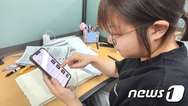 본문 이미지 - 기말고사를 준비 중인 전북대 학생이 전북대 생활협동조합 앱을 통해 반값 커피를 구매하고 있다.(전북대 제공)/뉴스1