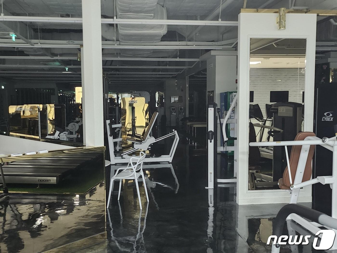 본문 이미지 - 12일 경기 부천시에 위치한 해당 브랜드 헬스장은 불이 꺼진채 굳게 닫혀 있었다. 23.06.12 ⓒ 뉴스1 한병찬 기자