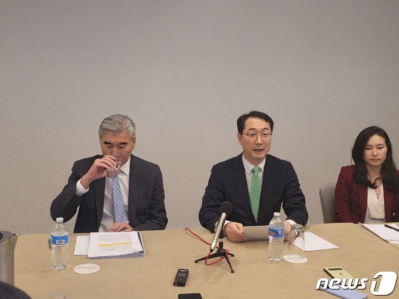 본문 이미지 - 김건 한반도평화교섭본부장과 성 김 미 국무부 대북특별대표가 12일(현지시간) 워싱턴DC의 한 호텔에서 특파원들과 간담회를 갖고 있다.