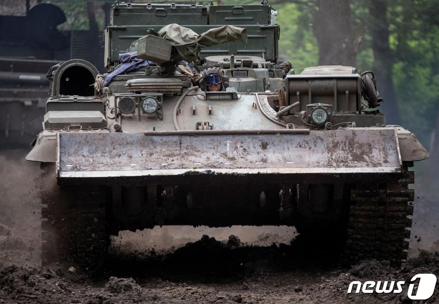 12일 (현지시간) 우크라이나 도네츠크에서 병사가 무장 군용 차량을 타고 러시아 군을 향해 이동을 하고 있다. 2023.6.13 ⓒ 로이터=뉴스1 ⓒ News1 우동명 기자