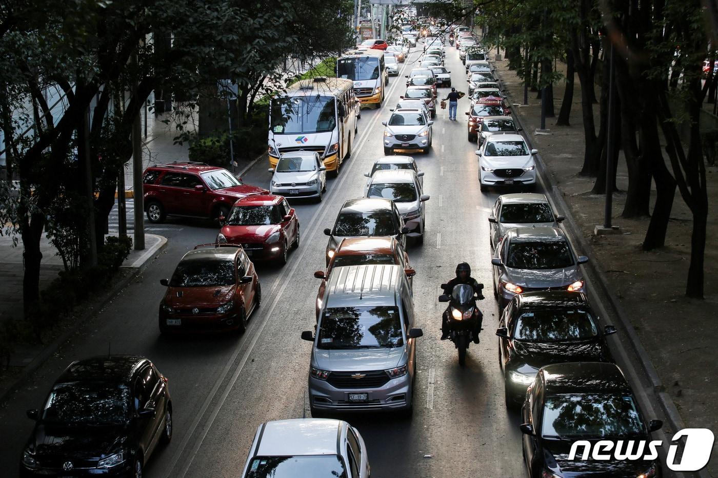 본문 이미지 - 3월3일 멕시코 수도 멕시코시티에서 차량들이 도로를 통행하고 있다. 2023.03.03/뉴스1 ⓒ 로이터=뉴스1 ⓒ News1 김민수 기자