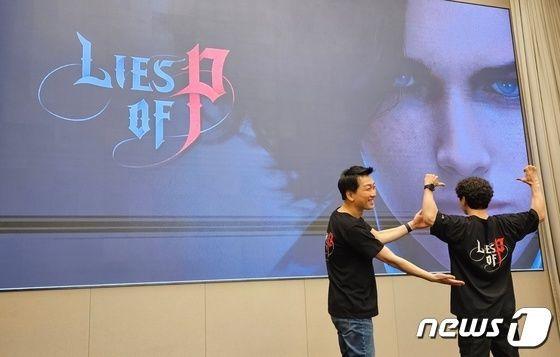 본문 이미지 - 지난 9일 'P의 거짓' 미디어 쇼케이스에서 포즈를 취하고 있는 박성준 라운드8 스튜디오장(왼쪽)과 최지원 P의 거짓 총괄 디렉터 (박소은 기자)